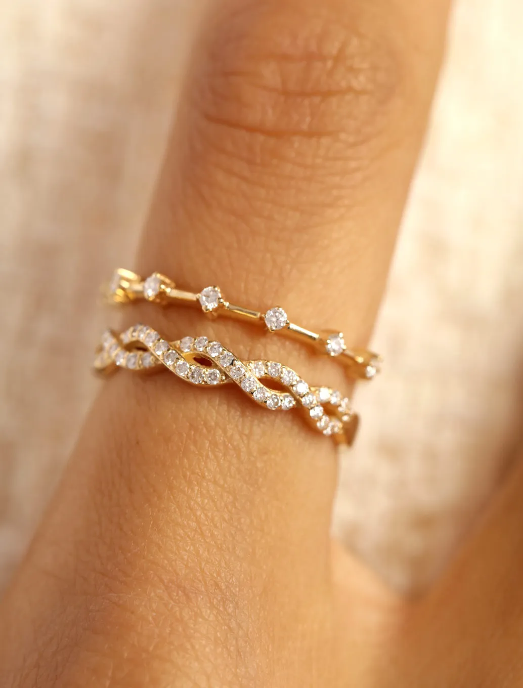 Exquisite 18K Gold Diamond Ring with Loves Endless Twist Design