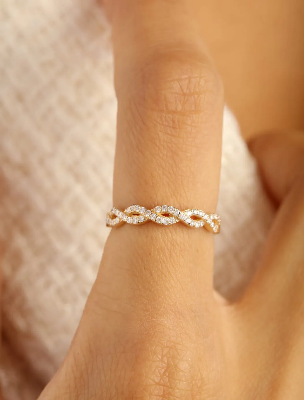 Exquisite 18K Gold Diamond Ring with Loves Endless Twist Design