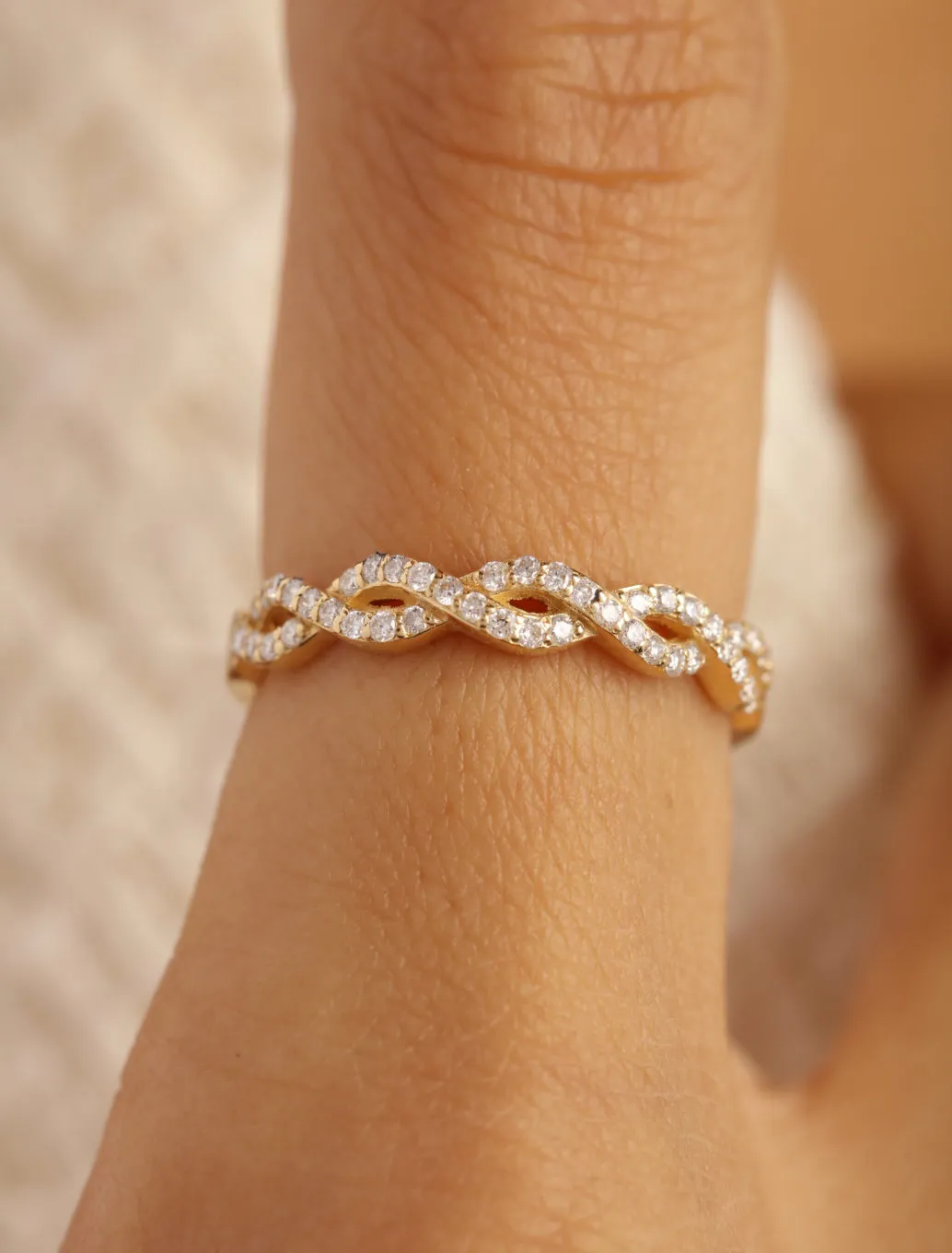 Exquisite 18K Gold Diamond Ring with Loves Endless Twist Design