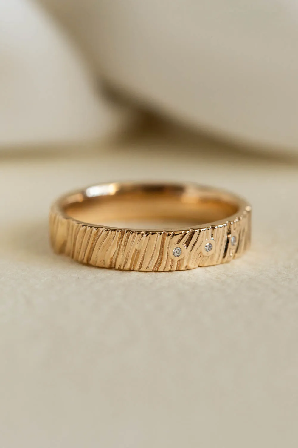 Wood textured wedding ring with gemstones, 4 mm wedding band